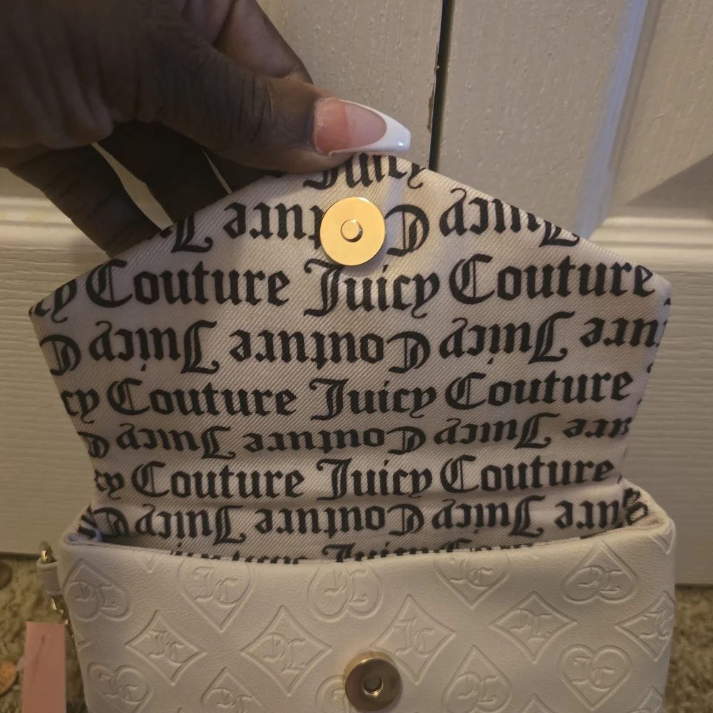 Juicy Couture White Embossed Heart Logo Wristlet with Multicolor Gem Plaque - Picture 5 of 7